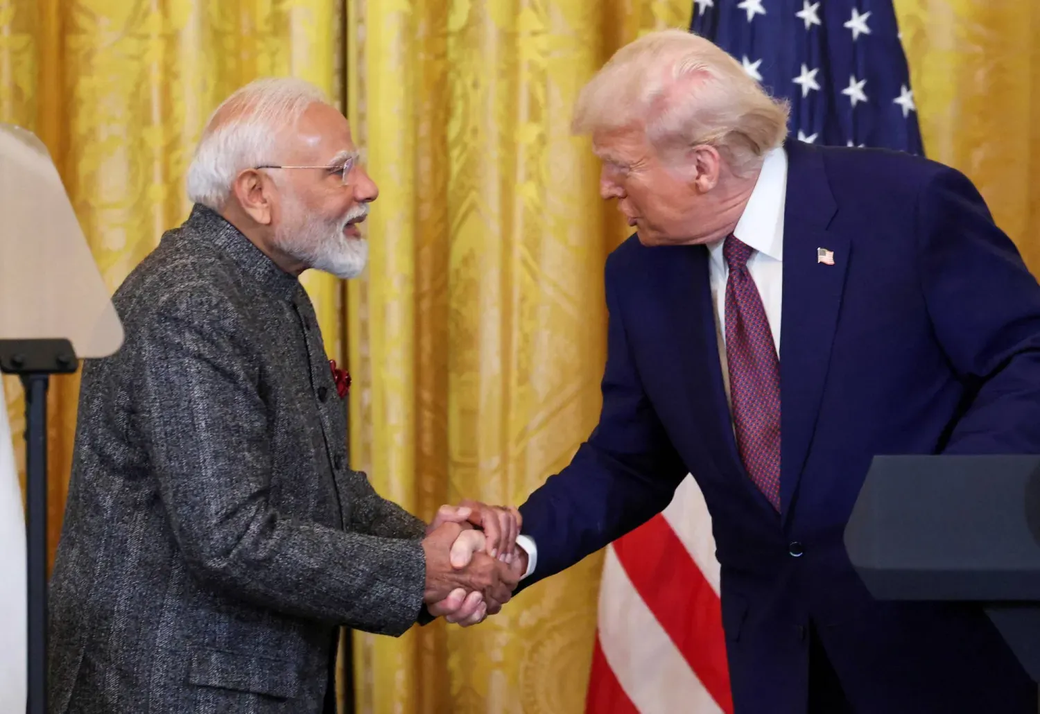 ABD Başkanı Donald Trump ve Hindistan Başbakanı Narendra Modi, geçtiğimiz şubat ayında Beyaz Saray'da düzenlenen ortak basın toplantısında el sıkıştı. (Reuters)