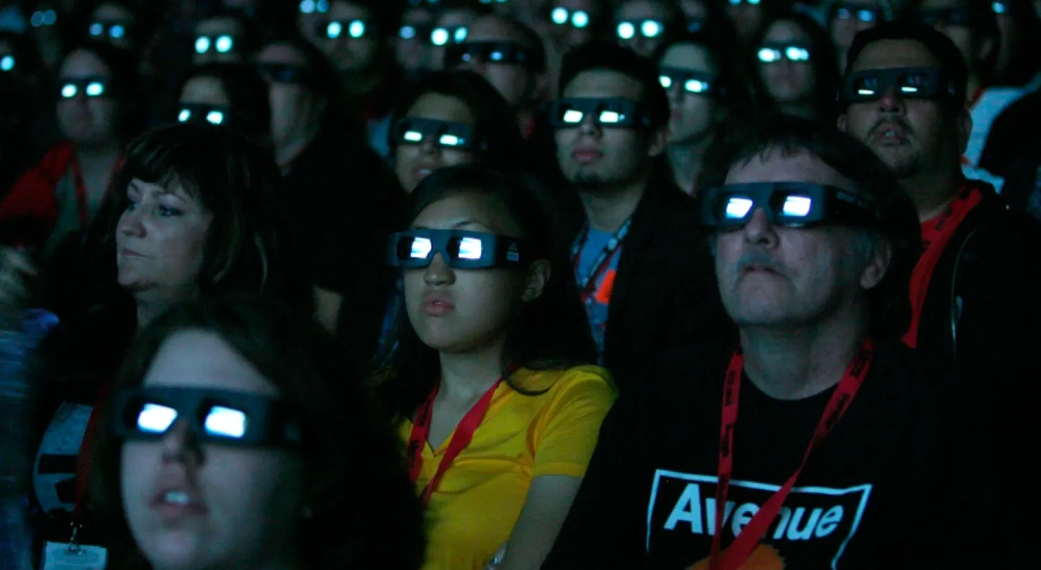 أشخاص يشاهدون فيلم رعب بسينما أميركية (رويترز)