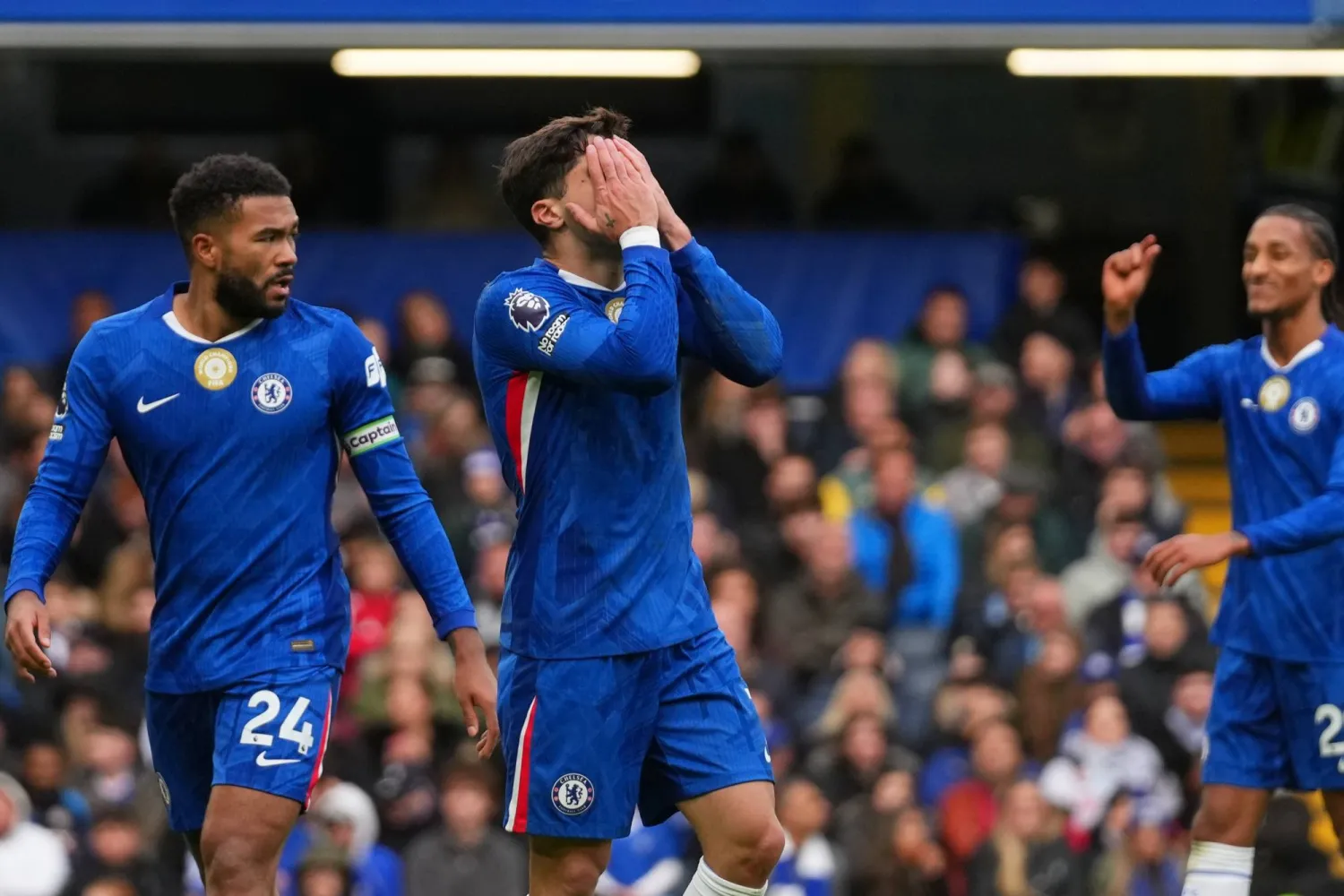 تشيلسي أزمة فنية واضحة في قلب دفاعه مع مرور 9 جولات من الدوري الإنجليزي الممتاز (أ.ب)