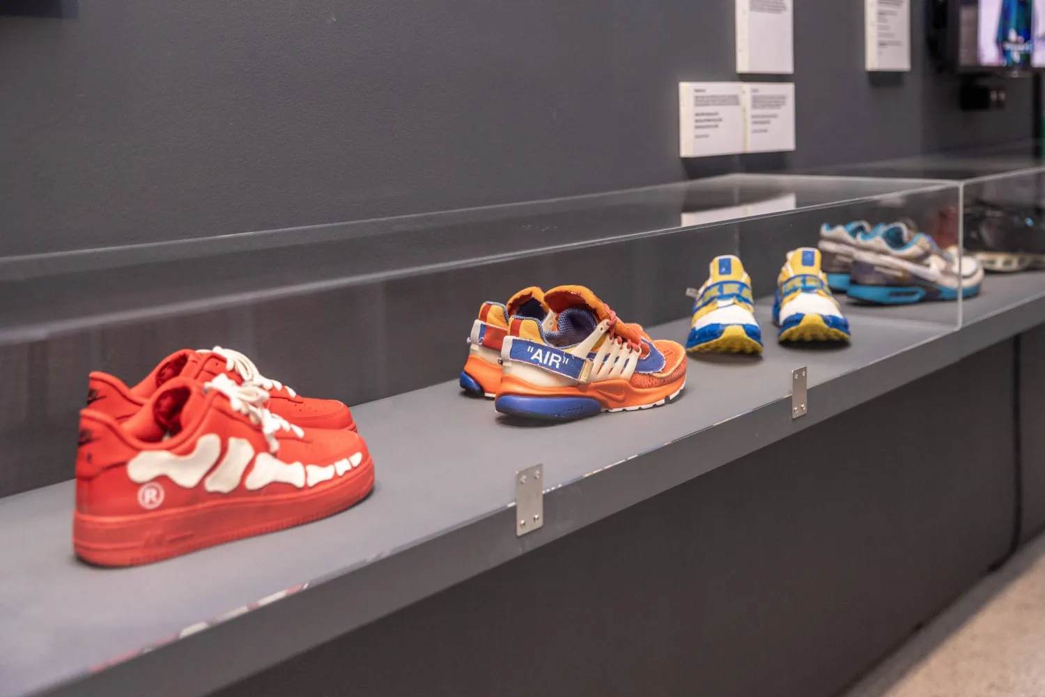 العديد من المصممين والشركات أبدعت فيه وقدمته بألوان وأشكال وتقنيات متطورة (غيتي)