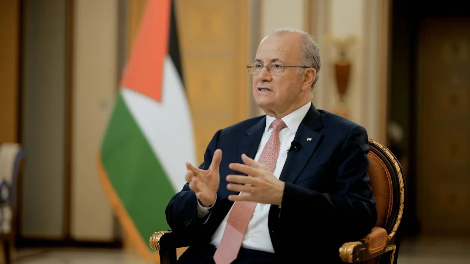 نخستوزیر فلسطین دکتر محمد مصطفی در حال گفتوگو با «الشرق الأوسط» (تصویری از: ترکی العقیلی)