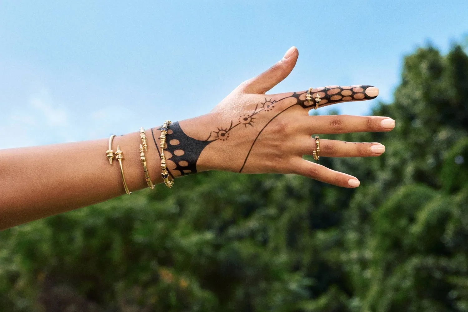 تمت ترجمت الفكرة في مجوهرات ناعمة بأحجار كريمة (أختين)