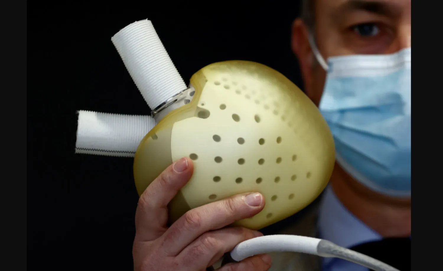 عدوى الإنفلونزا و«كوفيد-19» ارتبطت بارتفاع خطر الإصابة بأمراض القلب والأوعية الدموية الحادة (رويترز)