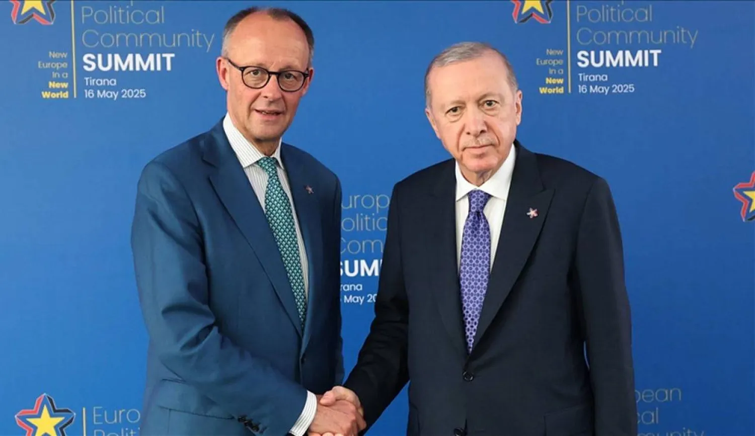 لقاء بين الرئيس التركي رجب طيب إردوغان والمستشار الألماني فريدريش ميرتس على هامش قمة المجتمع السياسي الأوروبية في تيرانا في 16 مايو الماضي (الرئاسة التركية)