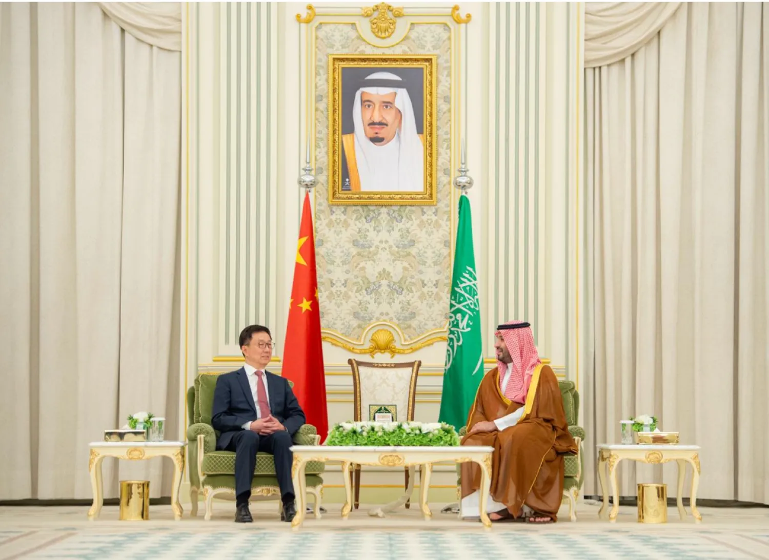 الأمير محمد بن سلمان ولي العهد السعودي يستقبل في الديوان الملكي بقصر اليمامة بالرياض نائب الرئيس الصيني (واس)