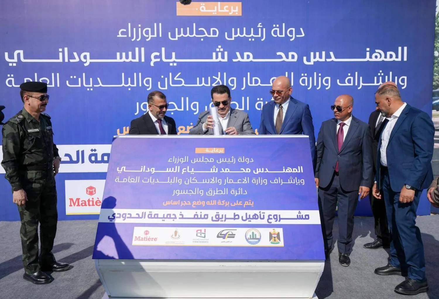 السوداني خلال وضع حجر الأساس لمشروع تأهيل طريق السماوة (المملحة) - قضاء السلمان - منفذ الجميمة - الحدود السعودية (مجلس الوزراء العراقي)