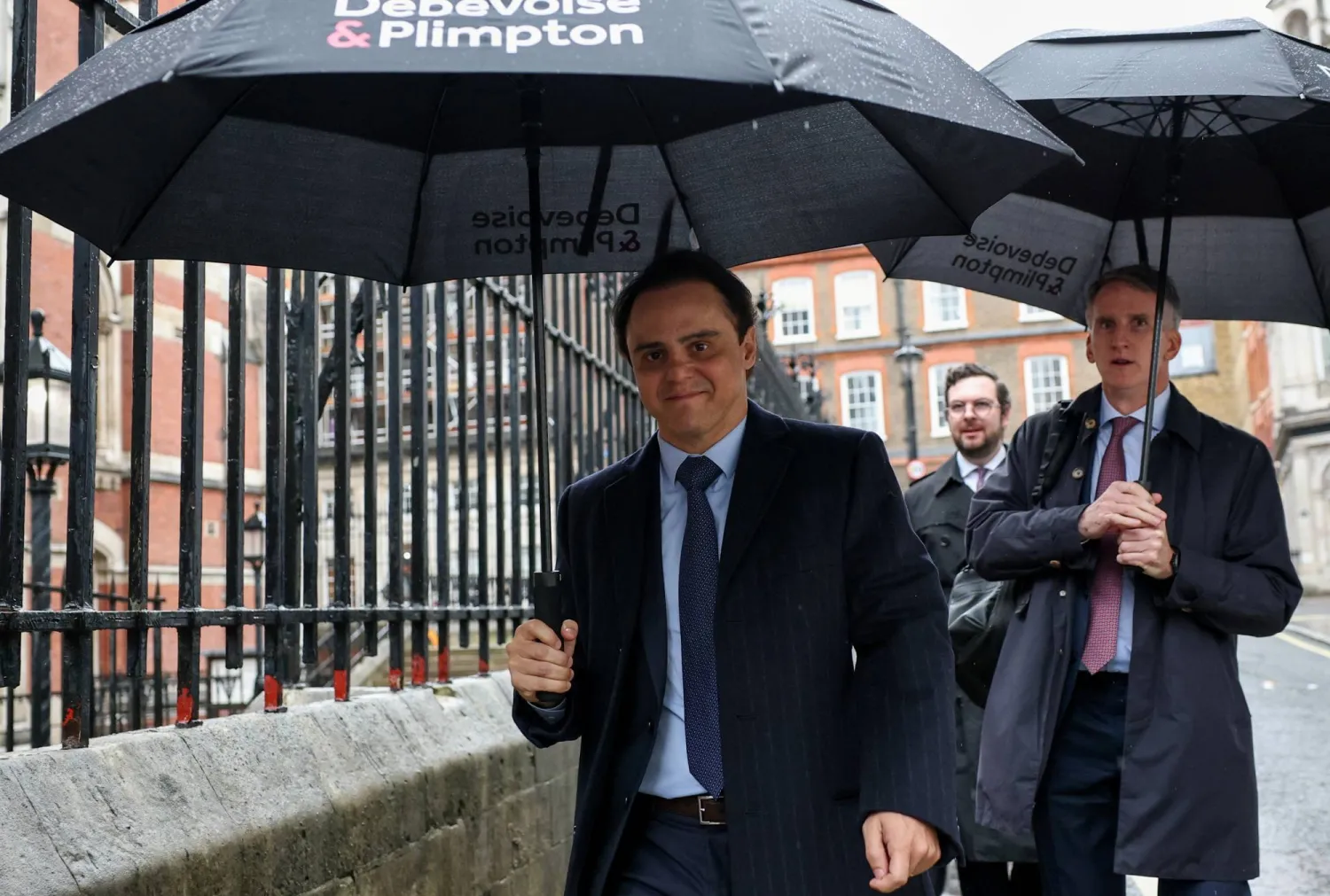 فيليبي ماسا خلال حضوره إلى المحكمة (رويترز)