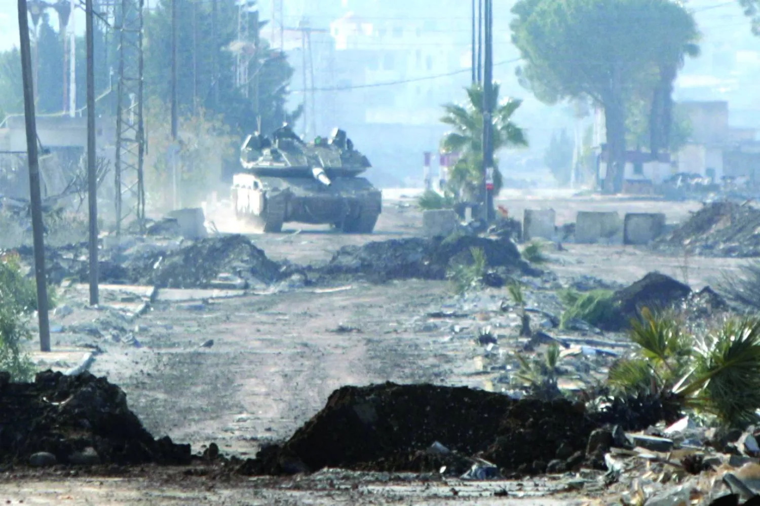 دورية لدبابة تابعة للجيش الإسرائيلي في المنطقة العازلة بمرتفعات الجولان (أ.ف.ب)