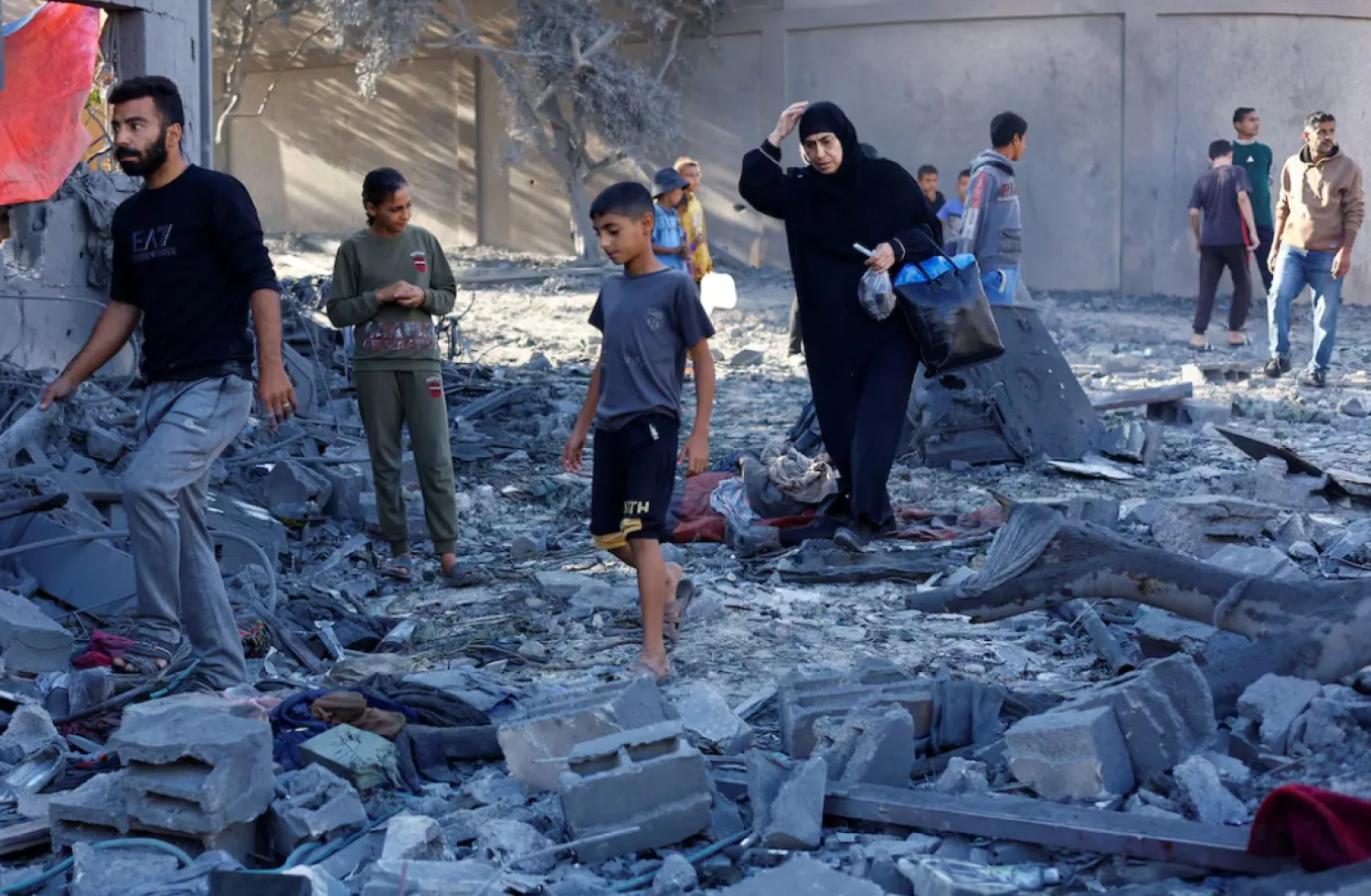 Palestinians inspect the site of an overnight Israeli strike on a house, in Nuseirat, central Gaza Strip, October 29, 2025. REUTERS/Mahmoud Issa 