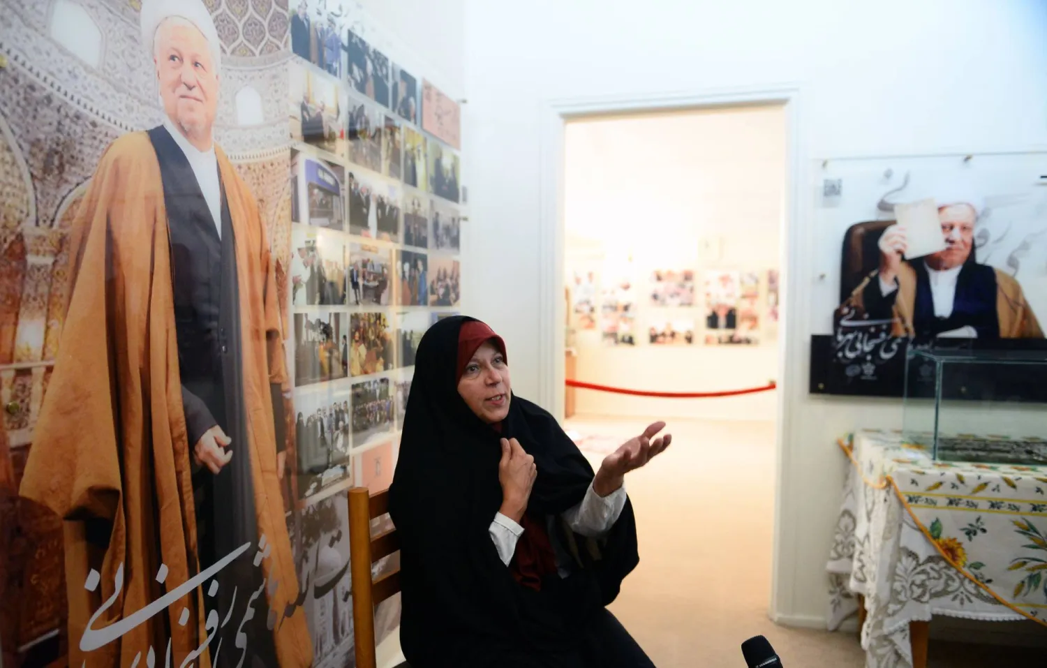 فائزة ابنة الرئيس الإيراني الأسبق هاشمي رفسنجاني تتحدث خلال مقابلة حصرية بطهران في يناير 2019 (غيتي)