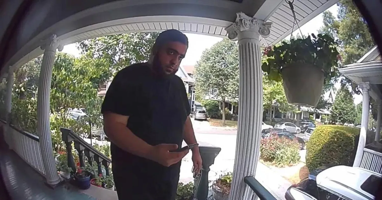 رجل مسلح في صورة التقطتها كاميرا مراقبة بمدخل منزل الناشطة مسيح نجاد في بروكلين بنيويورك (إكس)