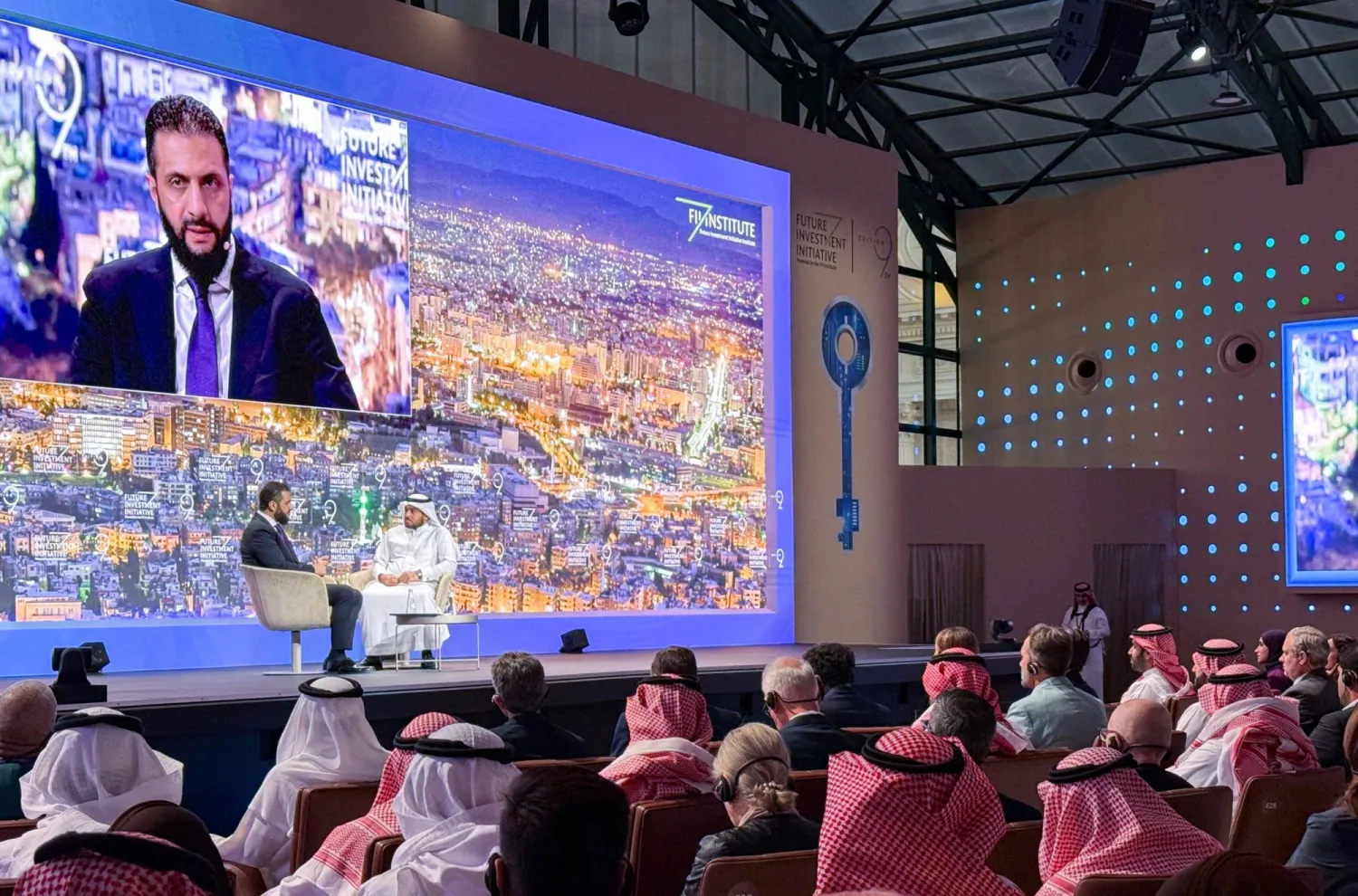 الرئيس أحمد الشرع يتحدث بحضور الأمير محمد بن سلمان في مؤتمر «مبادرة مستقبل الاستثمار» (أ.ف.ب)