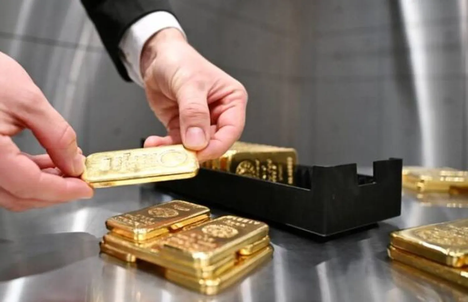 سبائك ذهبية مكدّسة في غرفة صناديق الودائع بدار «برو أوروم» في ميونيخ (رويترز)