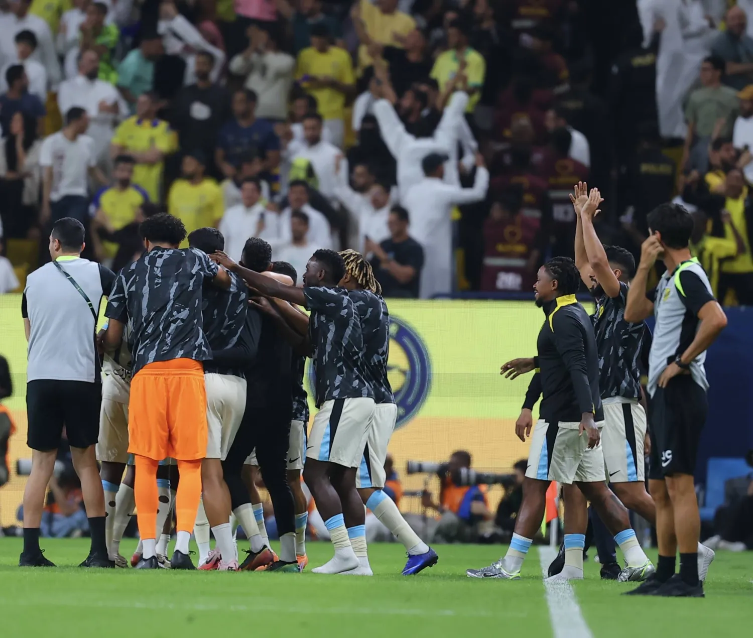 فرحة اتحادية بعد بلوغ ربع نهائي كأس الملك (تصوير: عبدالعزيز النومان)