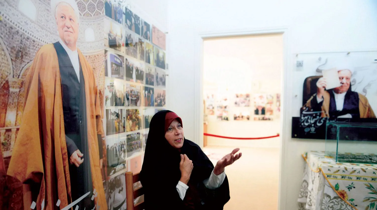  فائزة رفسنجاني تتحدث خلال مقابلة بطهران عام 2019 (غيتي)