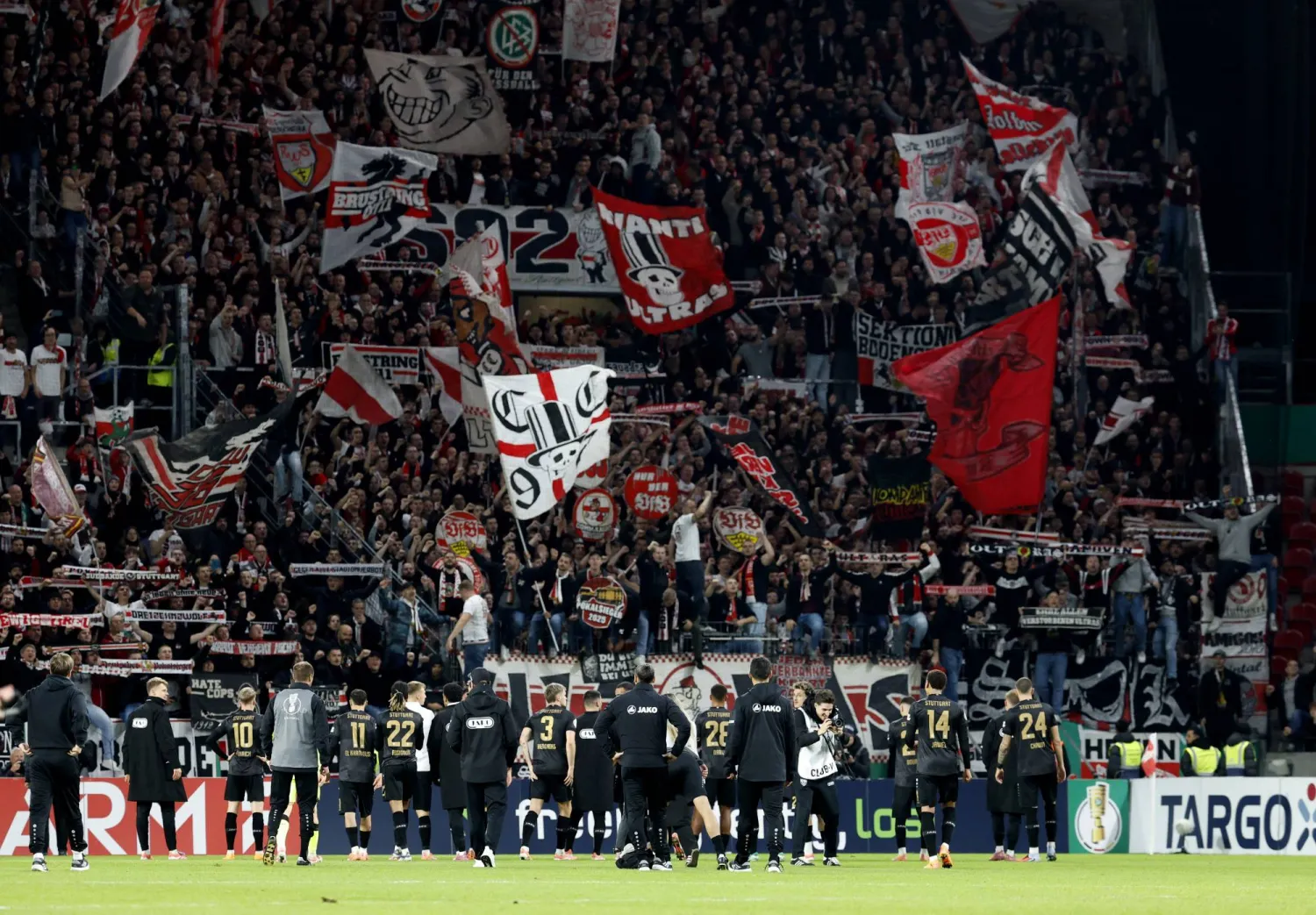 لاعبو شتوتغارت يحتفلون مع جماهيرهم بعد الفوز (رويترز)