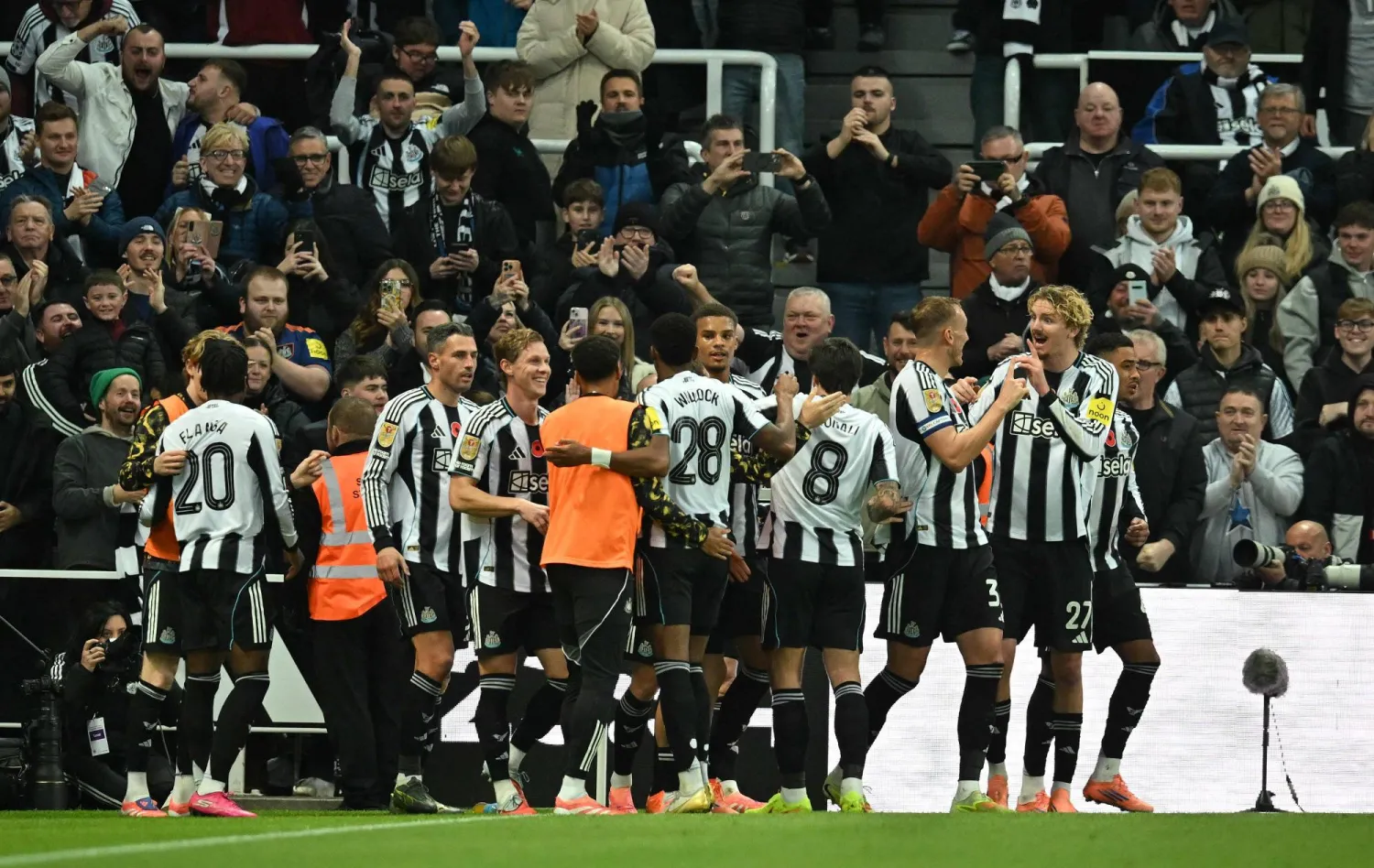 لاعبو نيوكاسل يحتفلون بالهدف الثاني (أ.ف.ب)