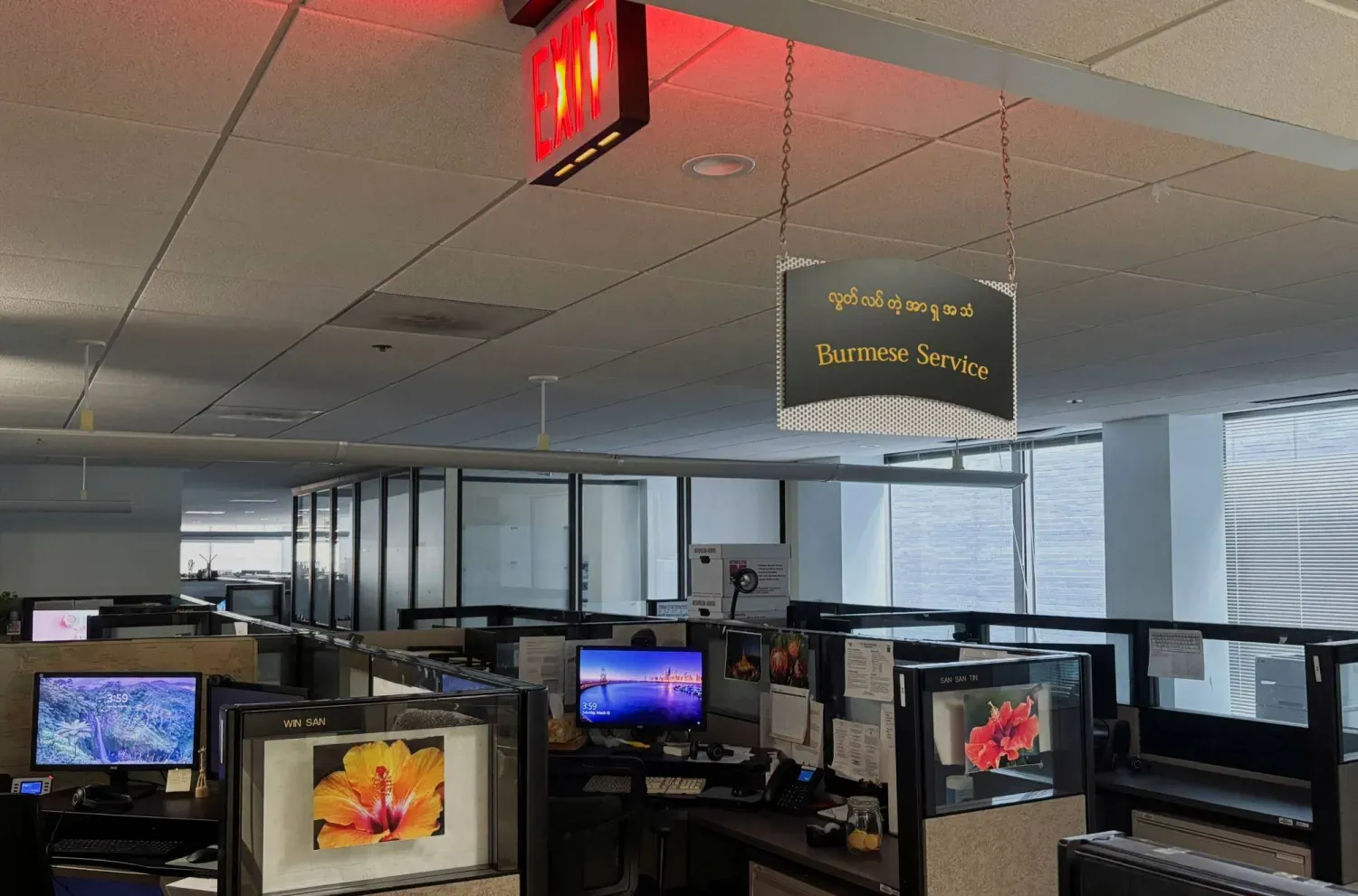 Trump'ın fonlamayı durdurma kararının ardından mart ayında Radyo Özgür Asya ofislerinin görünümü (Reuters)