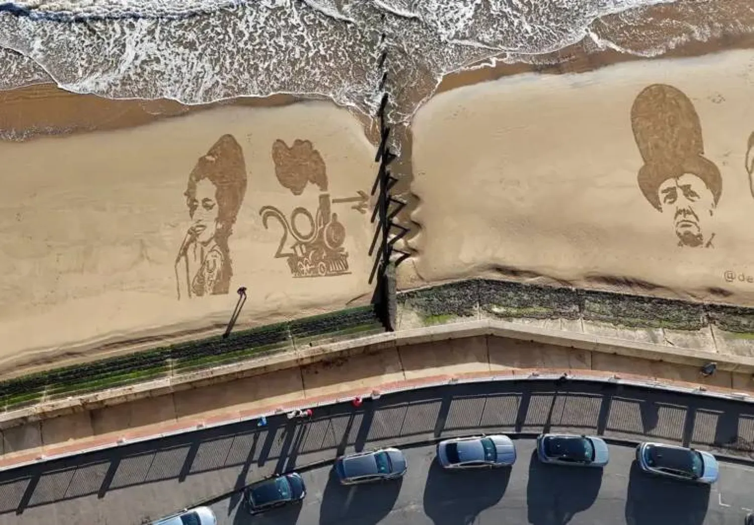 حوَّل الشاطئ إلى دفاتر مفتوحة (إنستغرام)