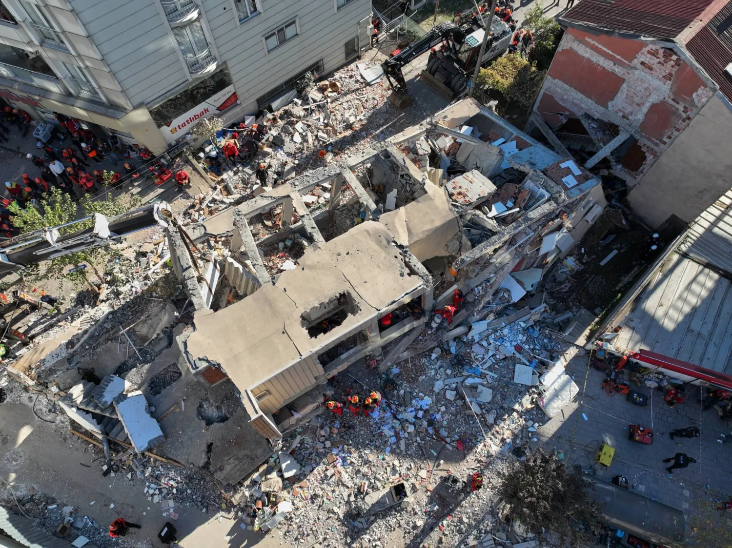 Firefighters and emergency rescue teams work on a site after a residential building collapsed in Gebze, Türkiye, Wednesday, Oct. 29, 2025. (Berkman Ulutin/Dia Photo via AP)