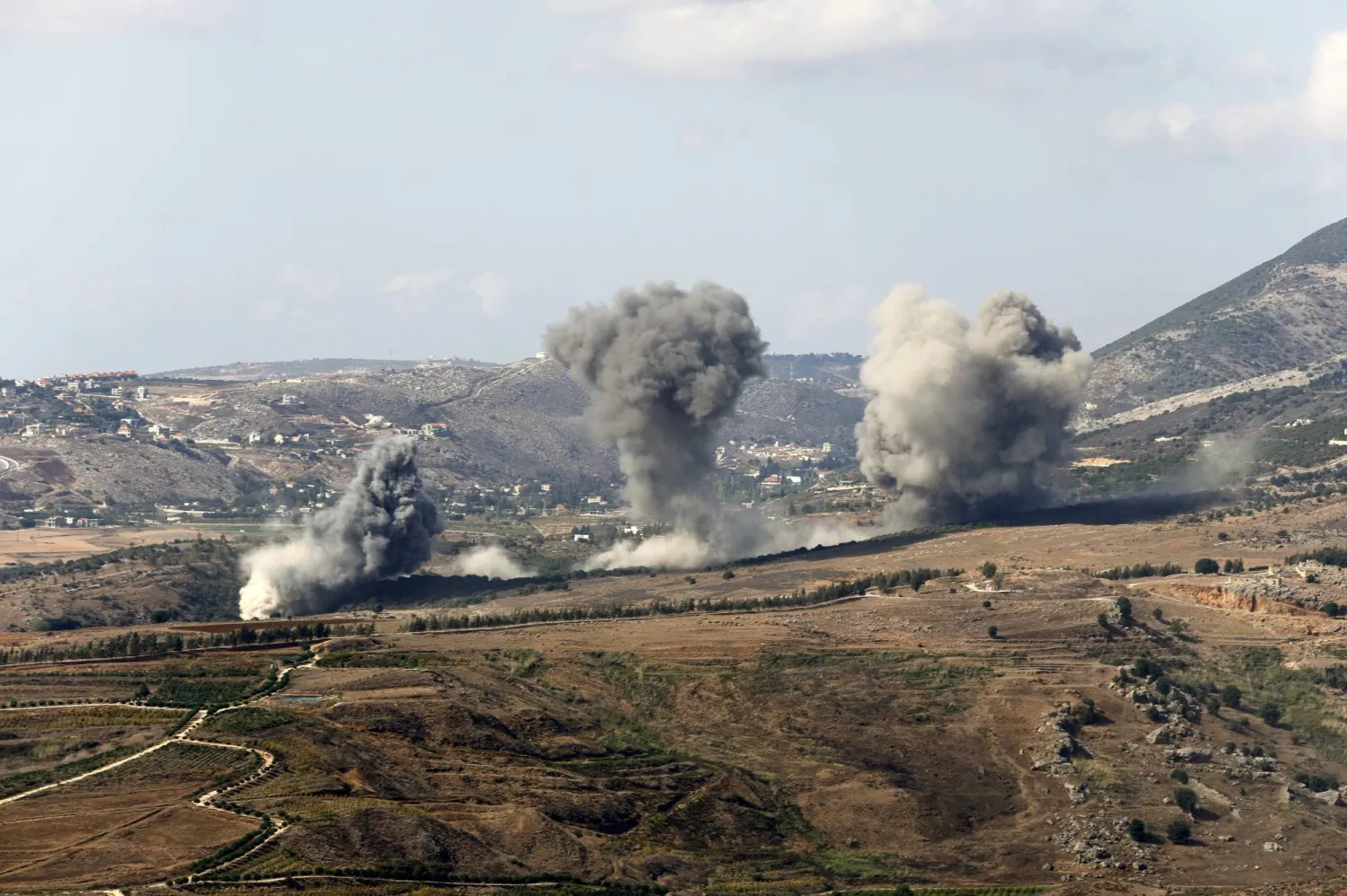 تصاعد الدخان جراء الغارات الإسرائيلية على جنوب لبنان (إ.ب.أ)