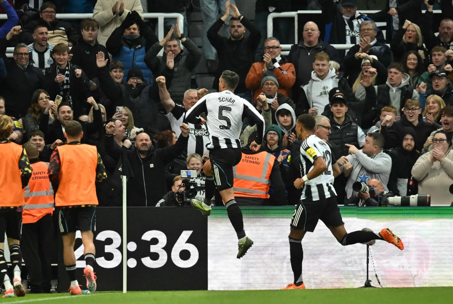 فرحة لاعبي نيوكاسل بالتأهل (أ.ف.ب)