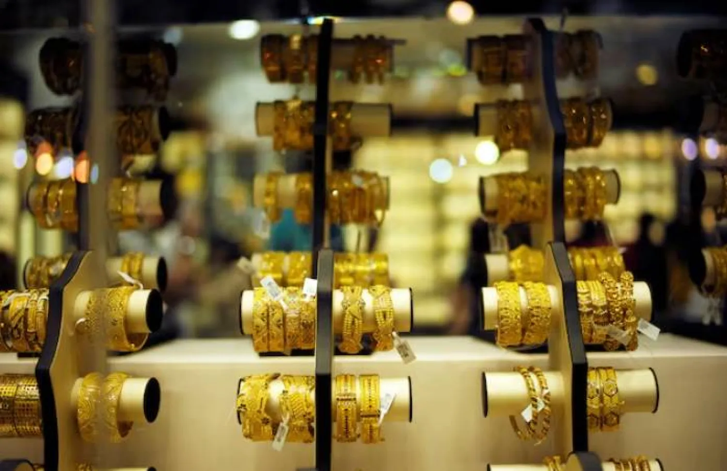 تُعرض أساور ذهبية في محل بسوق الذهب في دبي (رويترز)