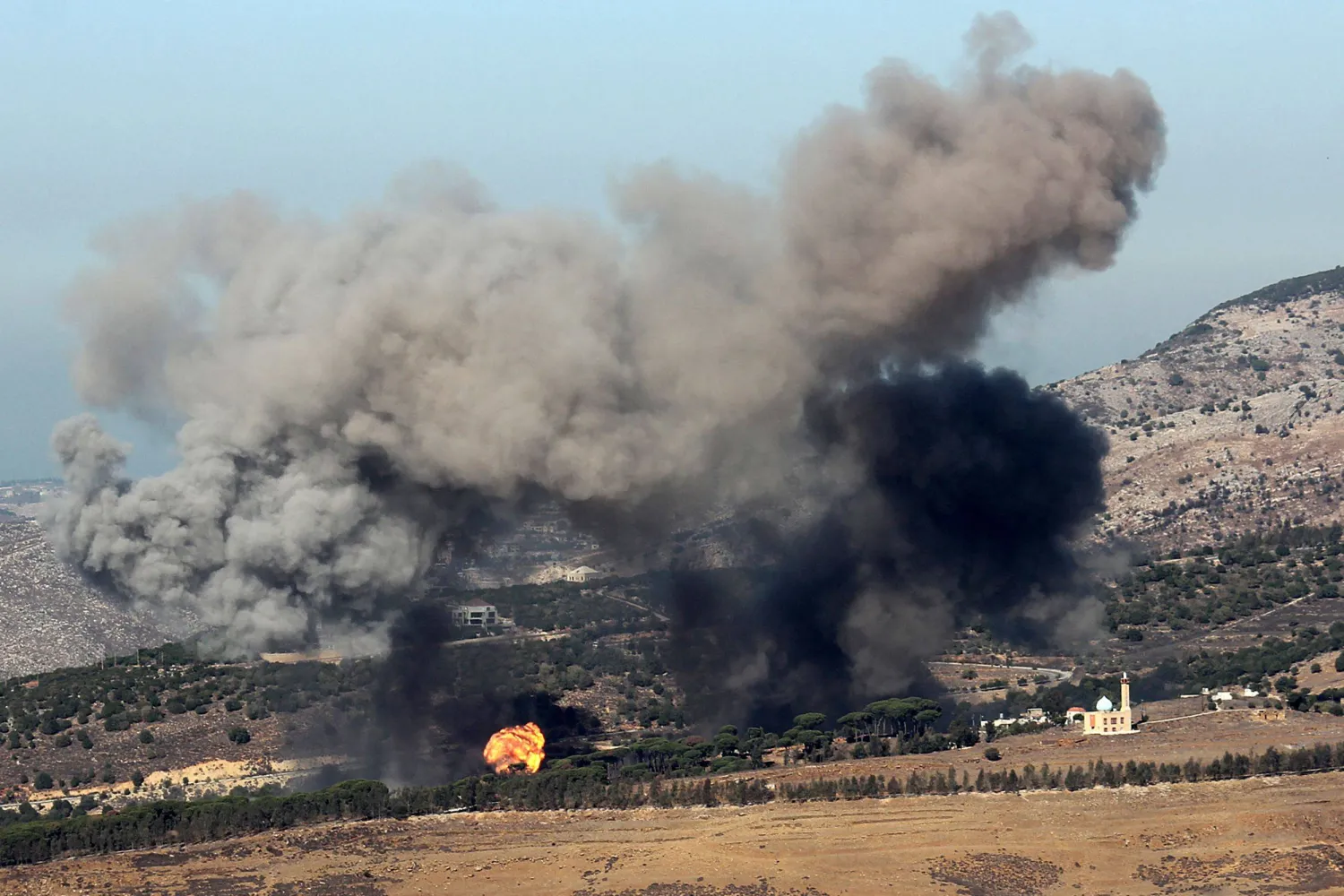 يتصاعد الدخان في أعقاب غارة جوية إسرائيلية على أطراف قرية الجرمق جنوبي لبنان (أ.ف.ب)