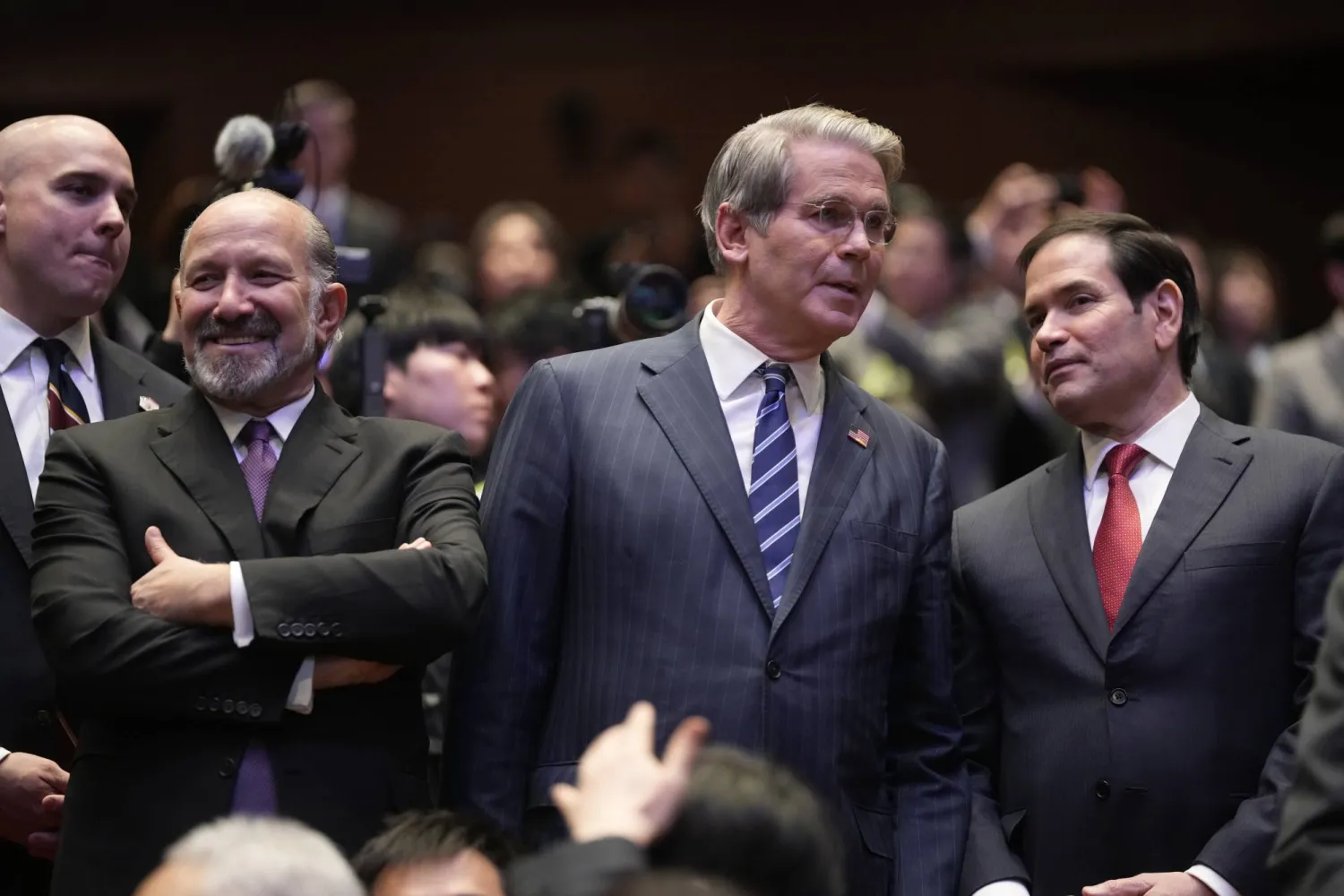 بيسنت خلال مشاركته في مأدبة غداء للرؤساء التنفيذيين على هامش قمة منتدى التعاون الاقتصادي لدول آسيا والمحيط الهادئ (أ.ب)