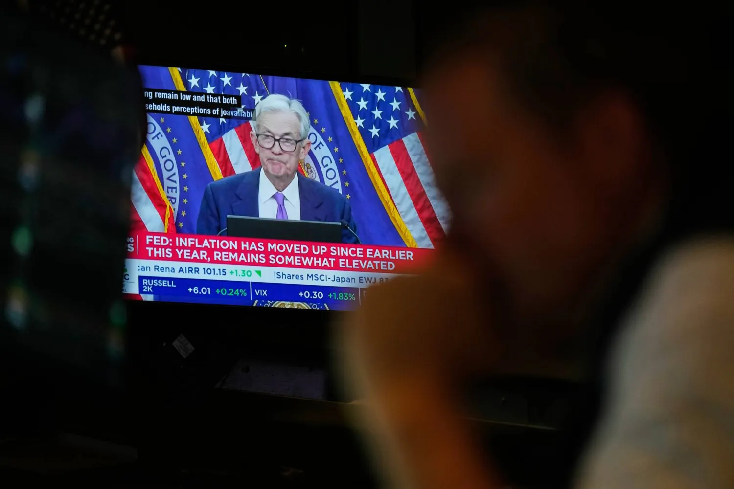 رئيس «الاحتياطي الفيدرالي» جيروم باول أثناء حديثه المتلفز بينما يتابعه المتداولون في بورصة نيويورك (أ.ب)