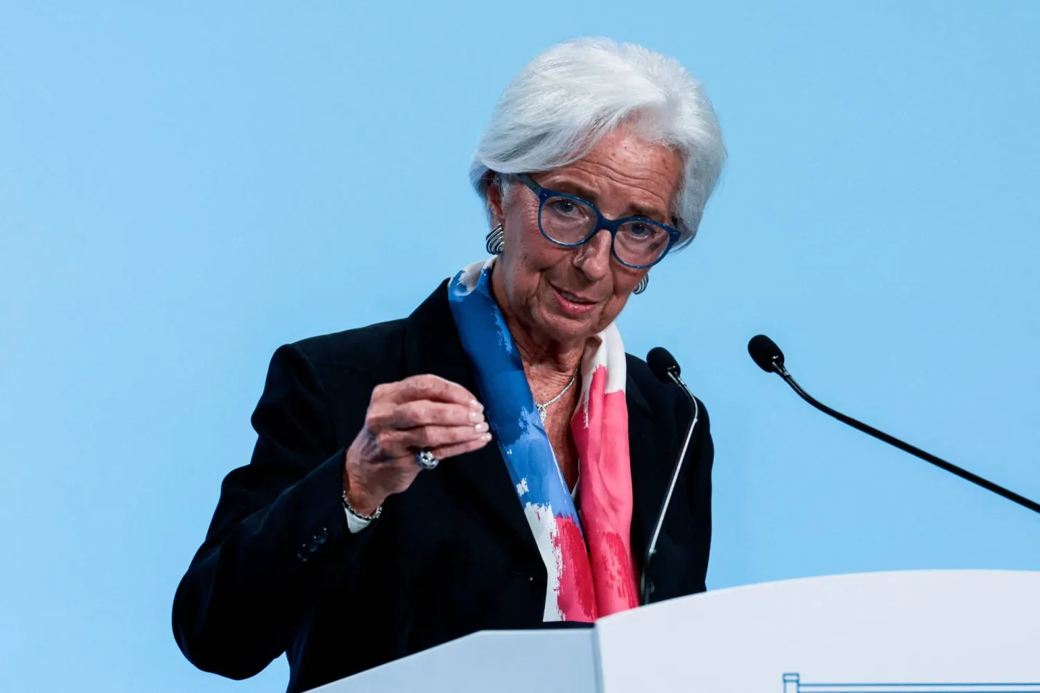 كريستين لاغارد تتحدث في مؤتمر صحافي عقب اجتماع السياسة النقدية لمجلس الإدارة في فلورنسا (رويترز)