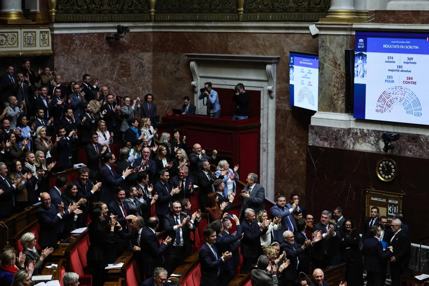 النواب الفرنسيون يقرون مشروع قانون يهدف إلى «إدانة» الاتفاقية الفرنسية الجزائرية الموقعة عام 1968 (أ.ف.ب)