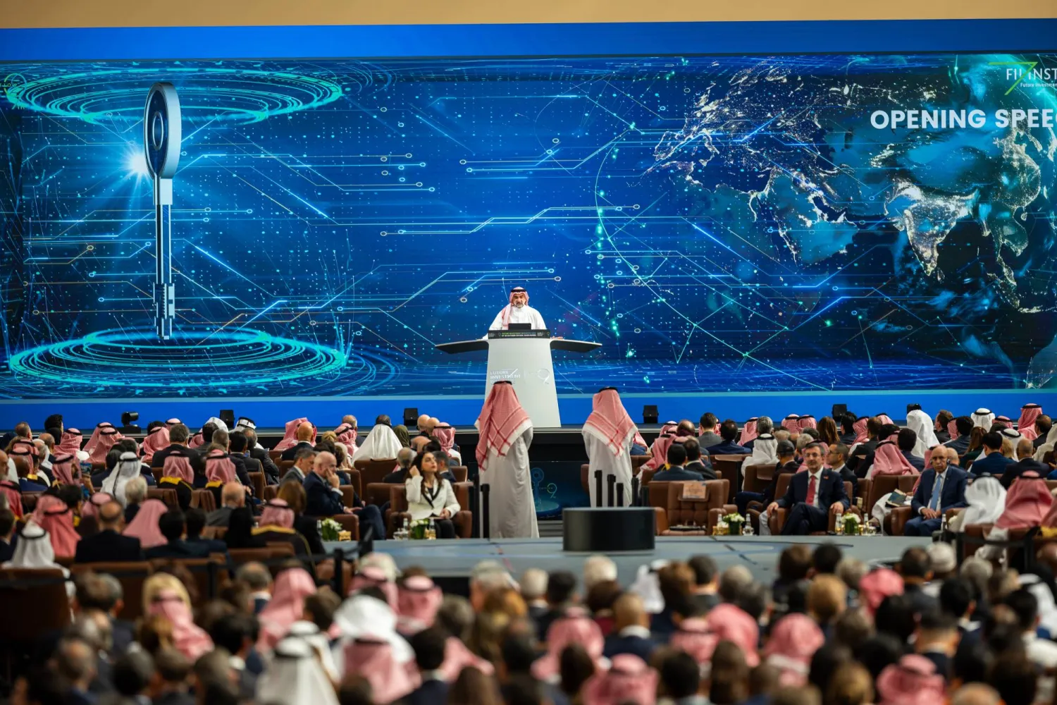 الرميان يتحدث في كلمة له في افتتاح المؤتمر (الشرق الأوسط)