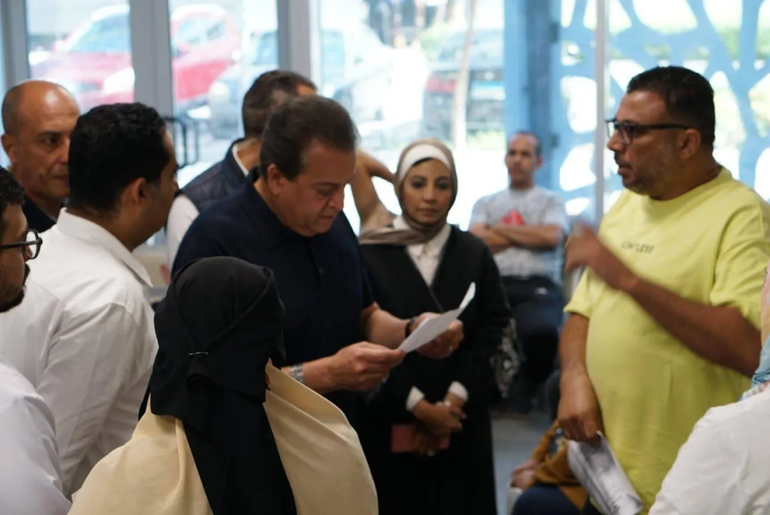 مواطنون يلتفون حول وزير الصحة خلال تفقده منشأة صحية في السويس الأحد الماضي (وزارة الصحة المصرية)