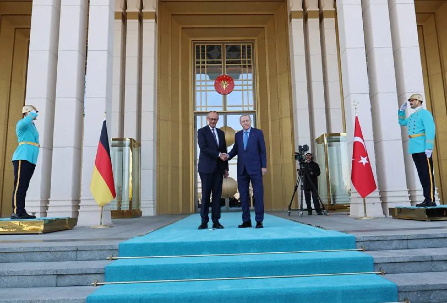 الرئيس التركي رجب طيب إردوغان خلال استقباله المستشار الألماني فريدريش ميرتس بالقصر الرئاسي في أنقرة في 30 أكتوبر (الرئاسة التركية)