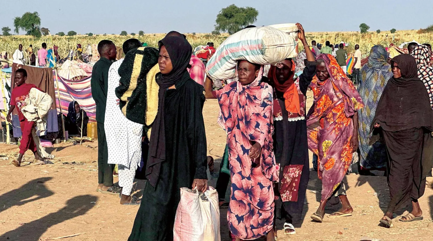 نازحون فارّون من الفاشر بعد سقوطها في أيدي «قوات الدعم السريع» إلى بلدة طويلة القريبة (أ.ف.ب)