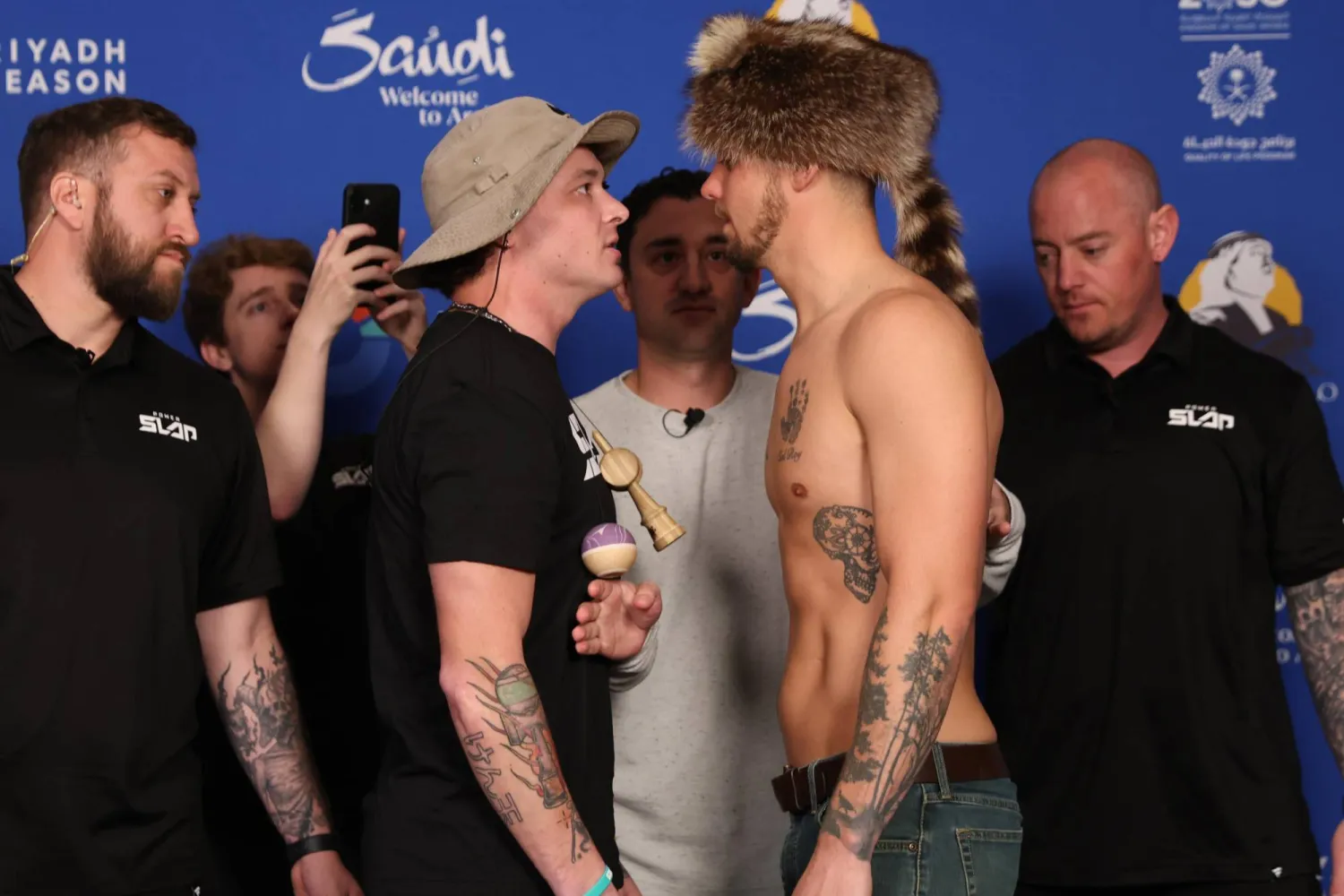 مواجهة أخيرة بين المقاتلين قبل انطلاق النزالات (الشرق الأوسط)