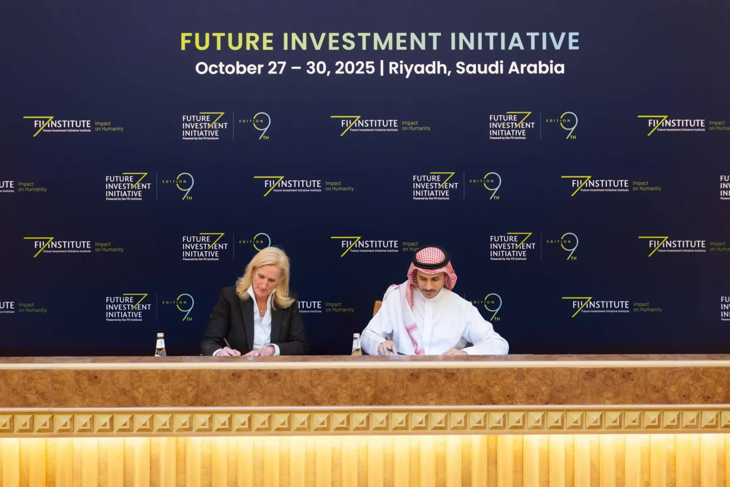 توقيع المذكرة بين «صندوق الاستثمارات العامة» و«جونز لانغ لاسال» خلال مؤتمر «مبادرة مستقبل الاستثمار» في الرياض (الصندوق)