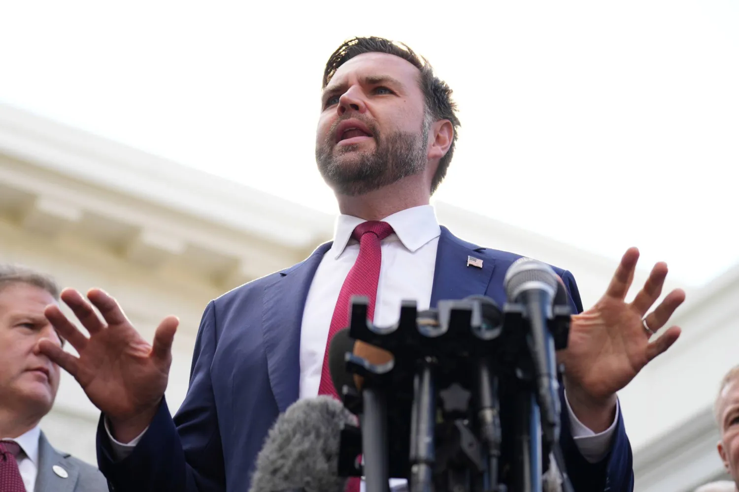 نائب الرئيس الأميركي جي دي فانس يتحدث إلى وسائل الإعلام خارج الجناح الغربي للبيت الأبيض في 30 أكتوبر 2025 بالعاصمة واشنطن (أ.ب)