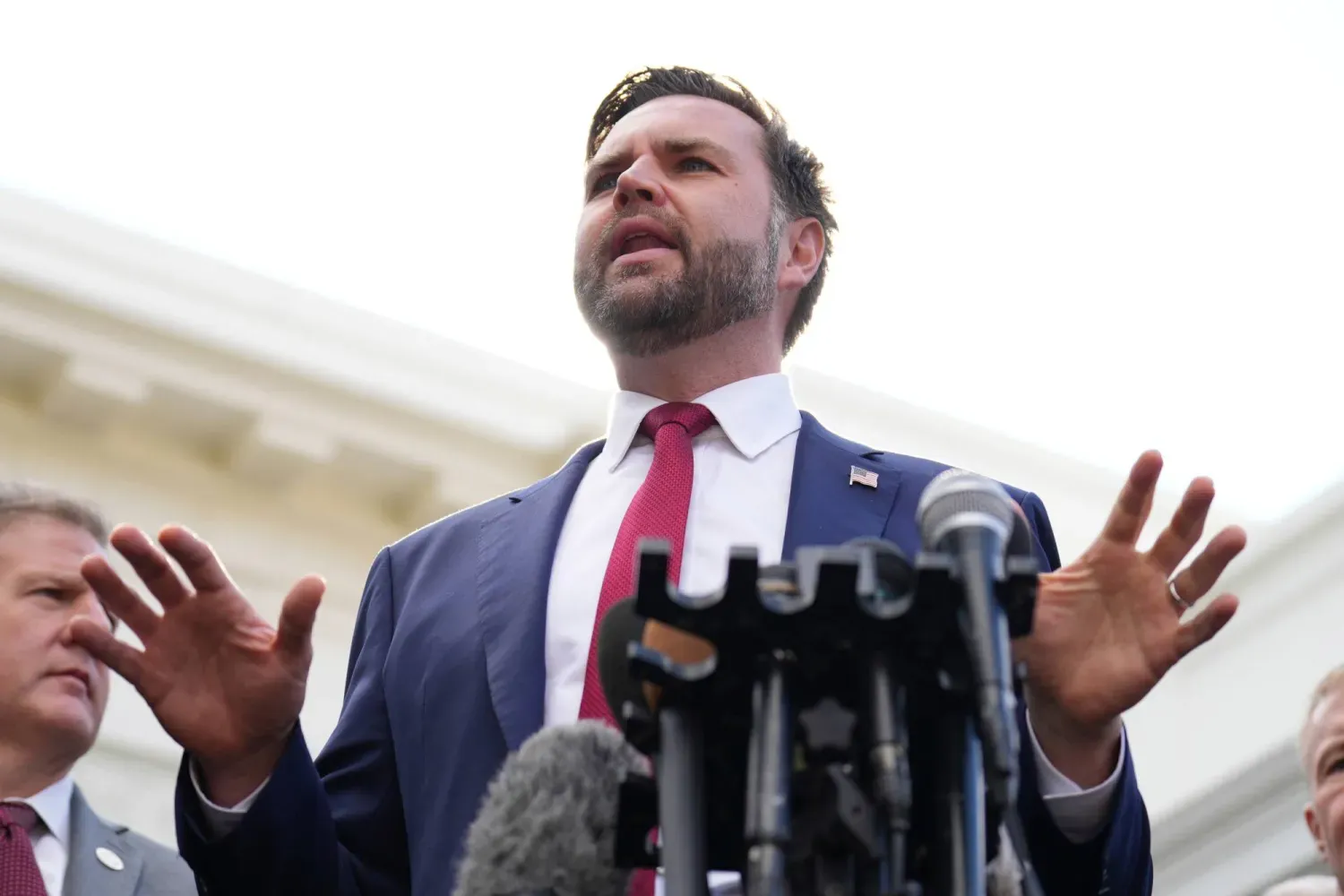 ABD Başkan Yardımcısı JD Vance, 30 Ekim 2025'te Washington, D.C.'deki Beyaz Saray'ın Batı Kanadı'nın dışında basın mensuplarına konuşuyor (AP)