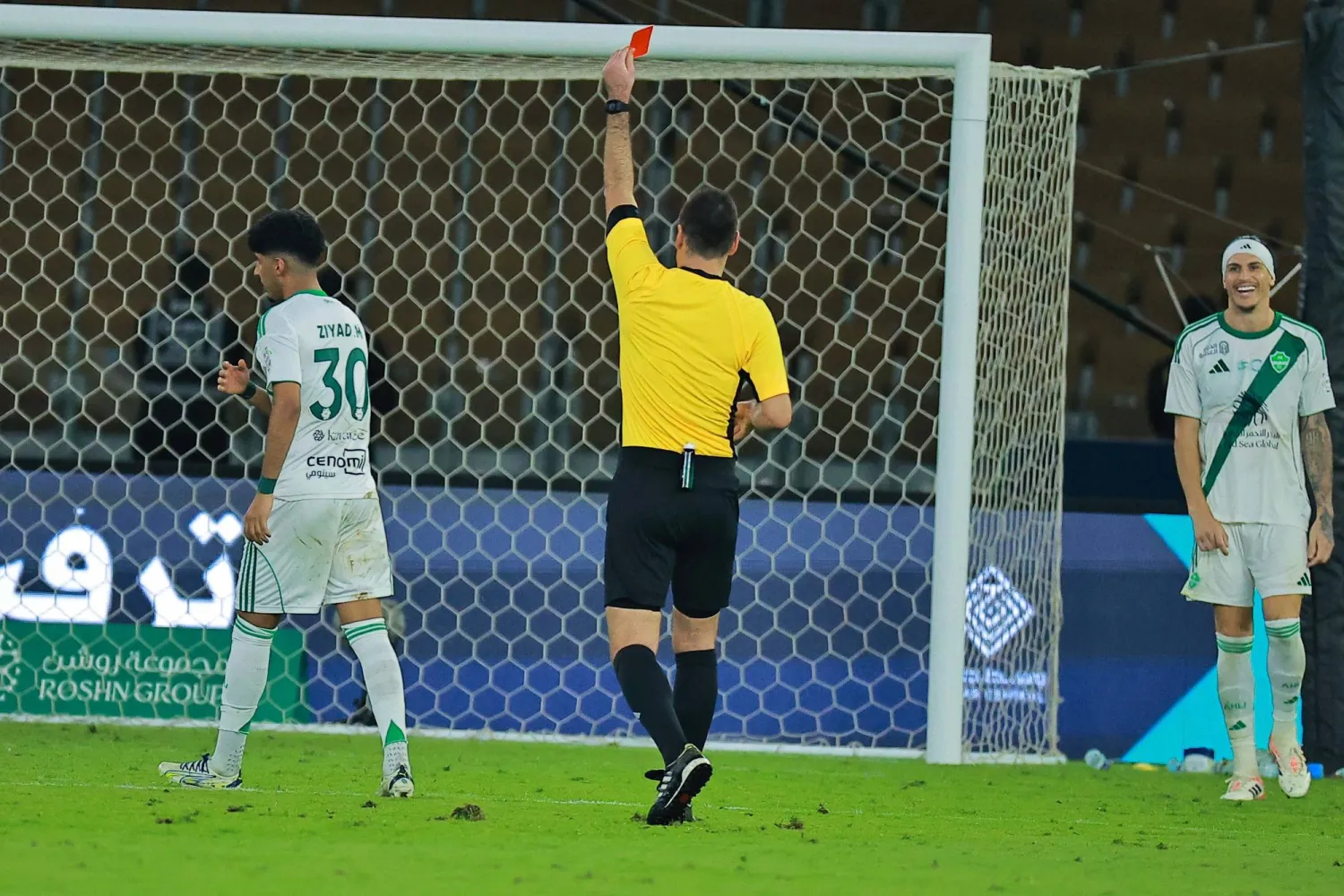 حكم المباراة يشهر البطاقة الحمراء للجهني (تصوير: محمد المانع)