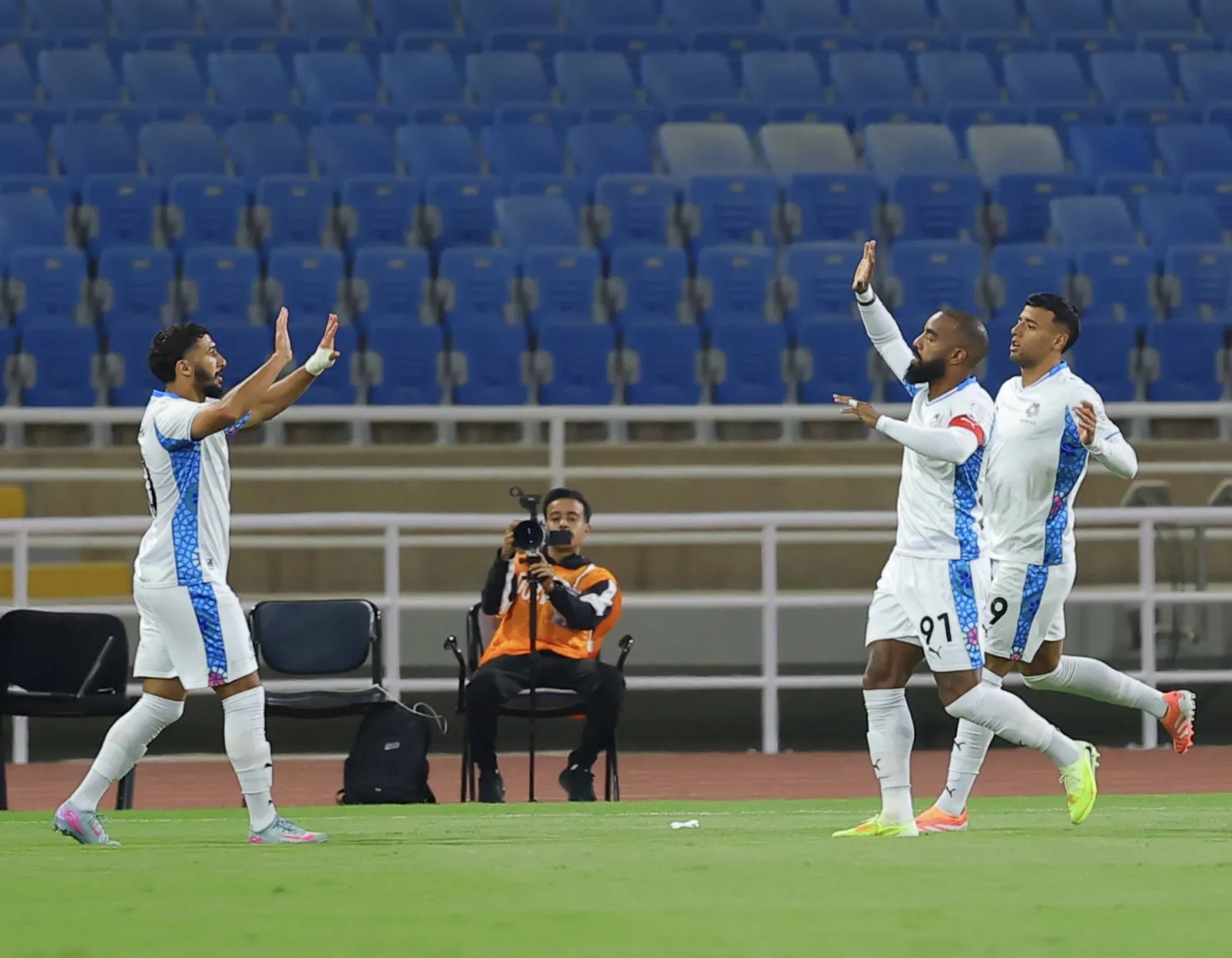 لاعبو نيوم يحتفلون بأحد أهدافهم في المباراة (تصوير: عبدالعزيز النومان)