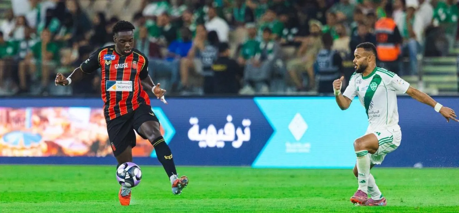 حاجي يتقدم بالكرة وسط مراقبة مجرشي (نادي الرياض)