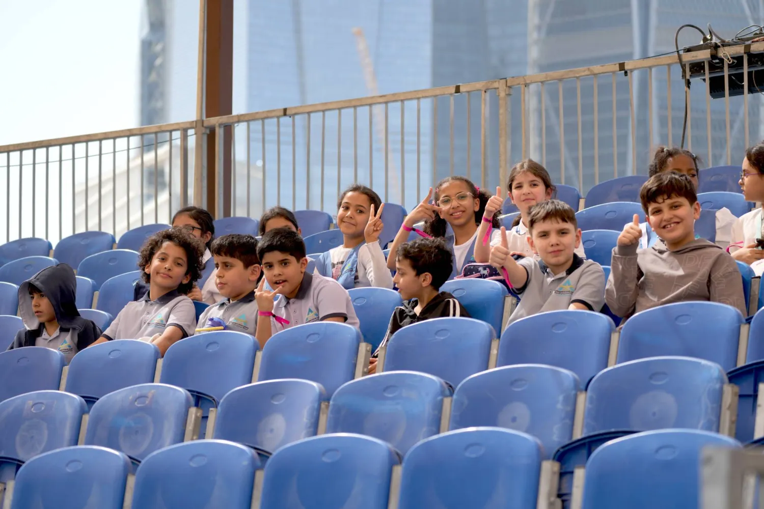 جانب من الزيارة الطلابية لمقر بطولة قفز الحواجز في الرياض (الشرق الأوسط)