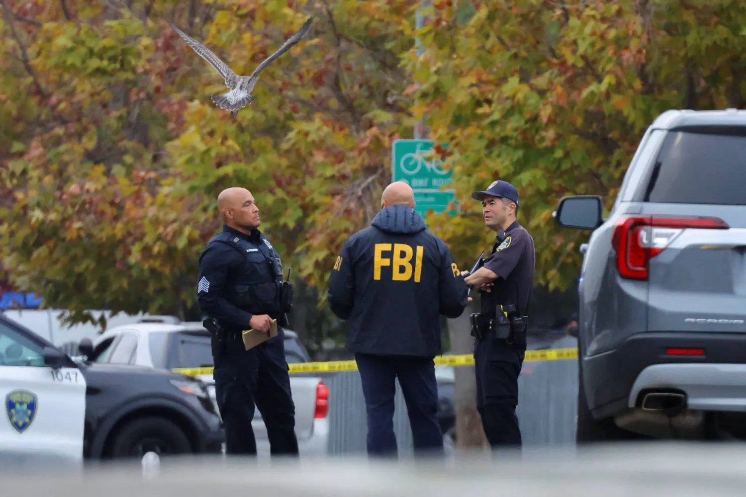 أحد عملاء «مكتب التحقيقات الفيدرالي» يتحدث إلى ضباط إنفاذ القانون في موقع إطلاق نار بكاليفورنيا (رويترز)