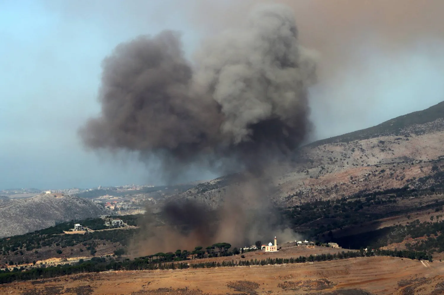 تصاعد الدخان إثر غارة جوية إسرائيلية على قرية المحمودية في قضاء جزين جنوب لبنان - 30 أكتوبر 2025 (إ.ب.أ)