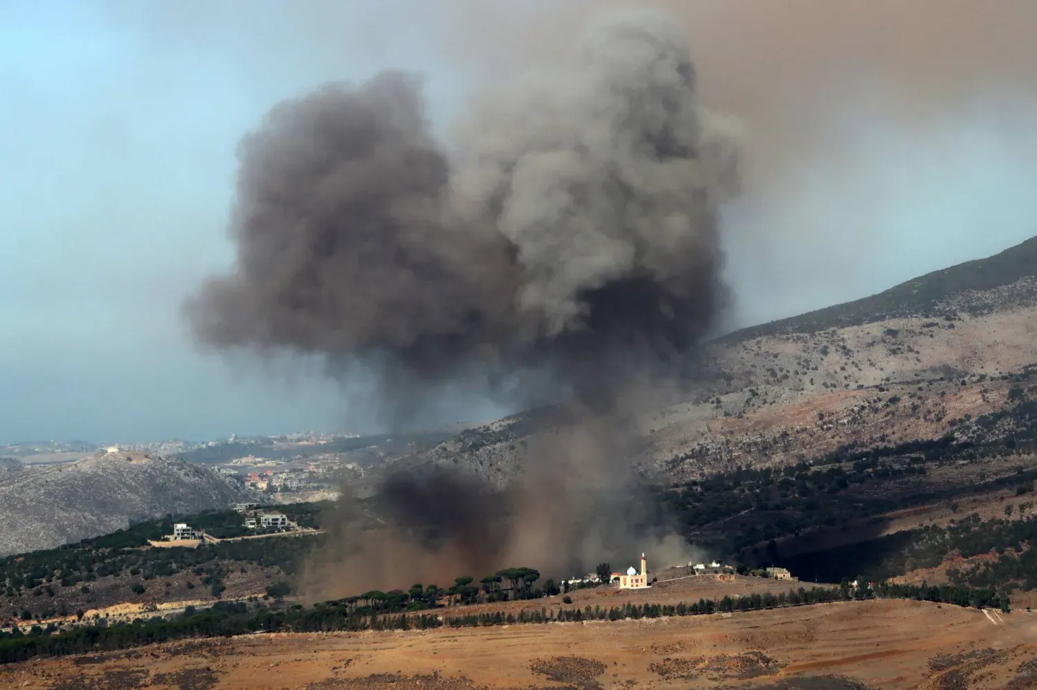 Güney Lübnan'ın Cezine ilçesine bağlı el-Mahmudiye köyüne düzenlenen İsrail hava saldırısının ardından dumanlar yükseliyor... 30 Ekim 2025 (EPA)