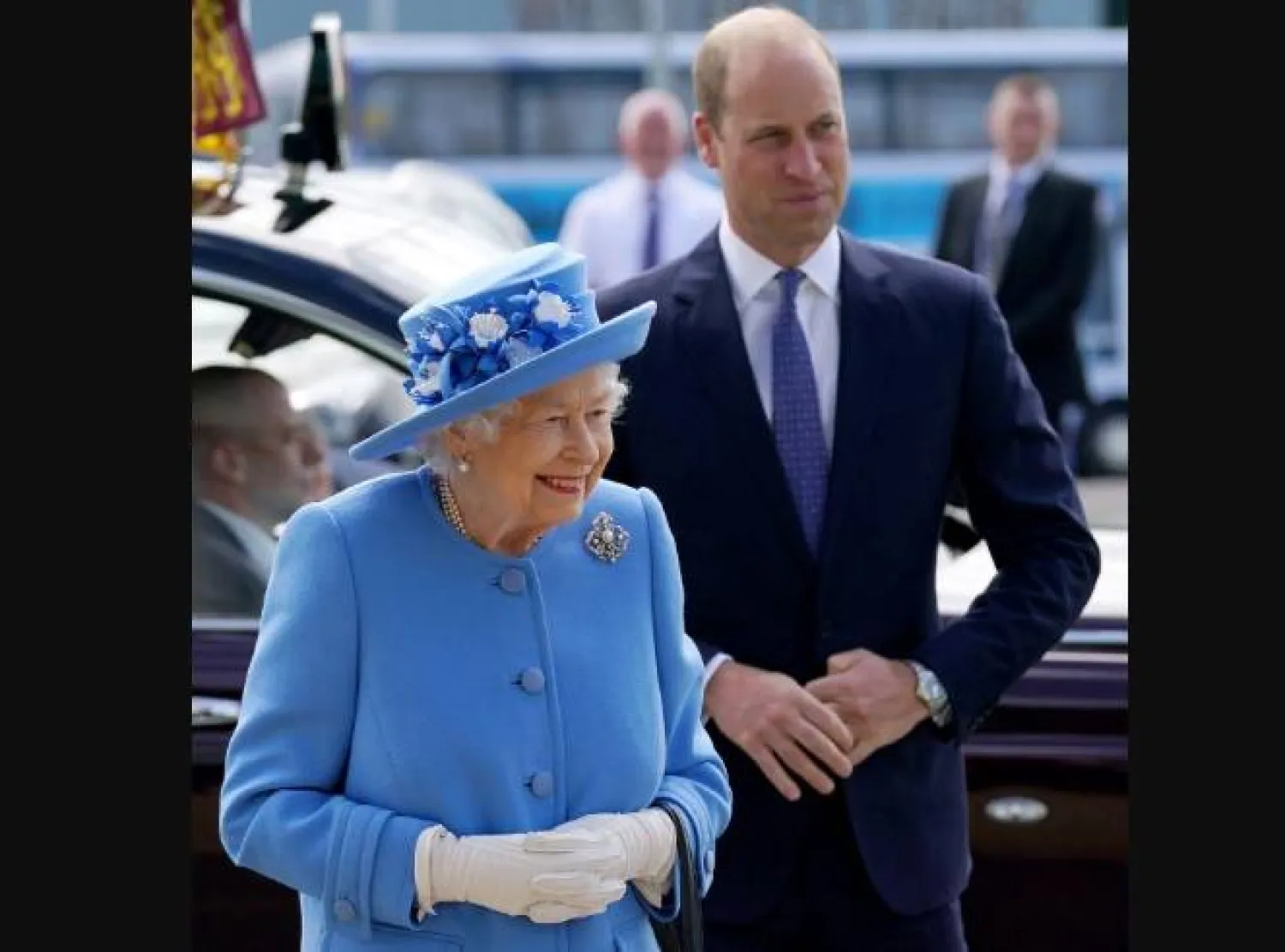 الأمير البريطاني ويليام يظهر خلف جدته الملكة إليزابيث (رويترز)