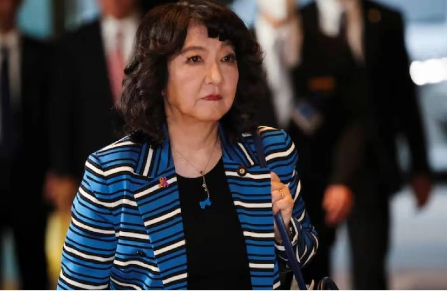 ساتسوكي كاتاياما لدى وصولها إلى المقر الرسمي لرئيسة الوزراء في طوكيو (رويترز)