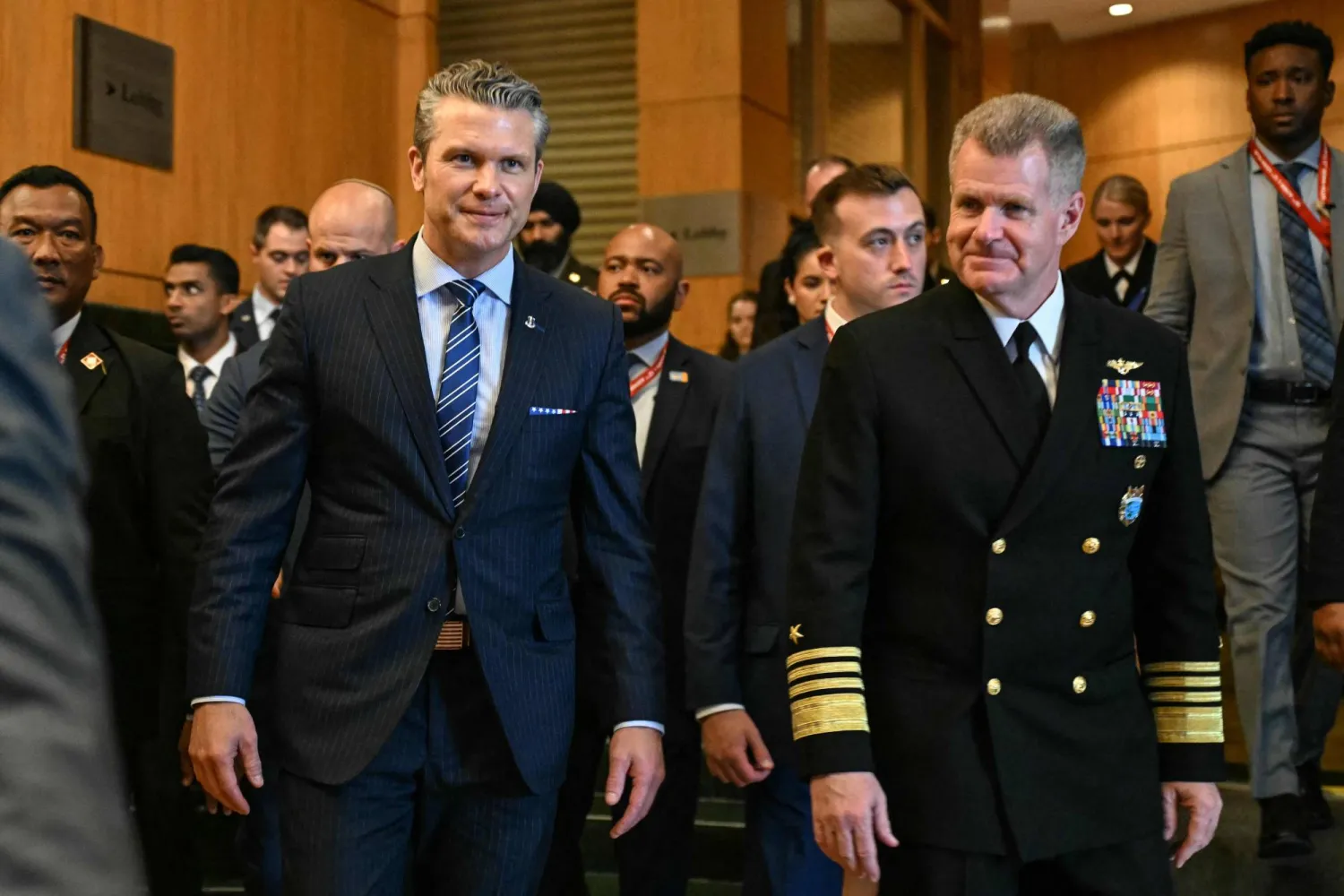 وزير الحرب الأميركي بيت هيغسيث (يسار) يغادر بعد حضور اجتماع ثنائي وتوقيع مذكرة تفاهم بشأن التعاون الدفاعي بين ماليزيا والولايات المتحدة في كوالالمبور 30 أكتوبر 2025 (أ.ف.ب)